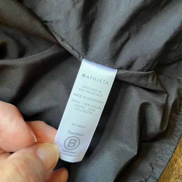 Athleta Acadia black lightweight travel work rain jacket. Snap closure. Medium - Picture 7 of 16